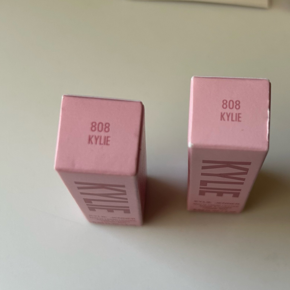 Kylie Cosmetics Deluxe Bundle - Picture 2 of 5